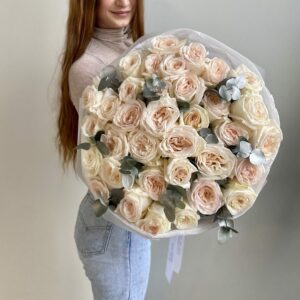 Монобукет из ароматной пионовидной розы White Ohara с эвкалиптом