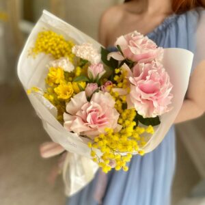 Букет-комплимент с мимозой, тюльпанами и французскими розами