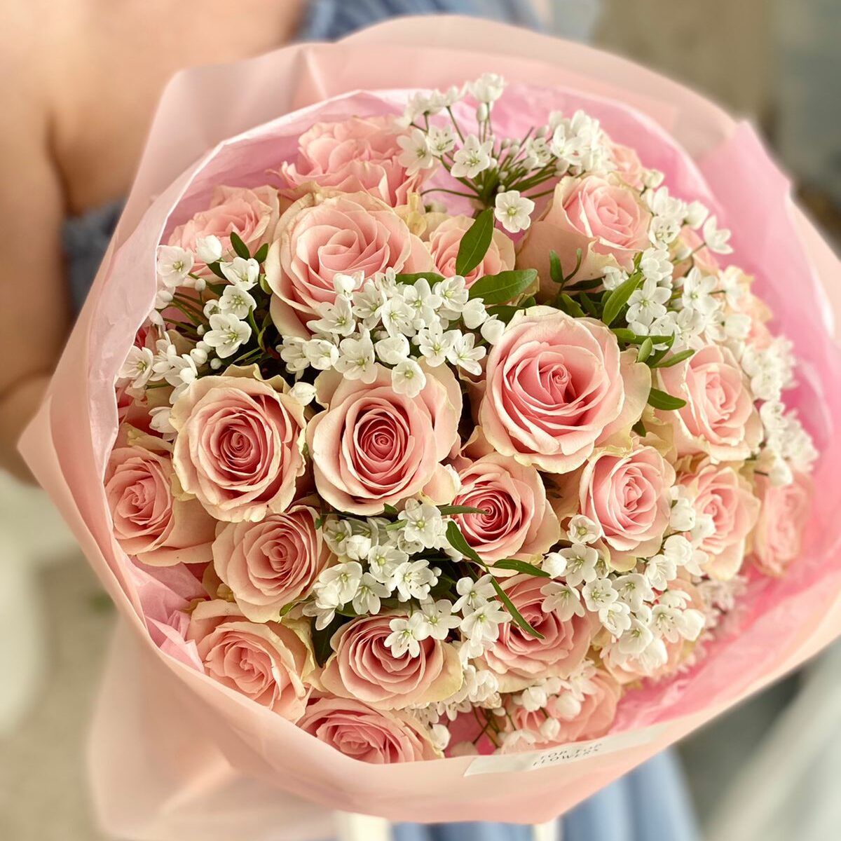 Букет розовых роз Фрутето и аллиума