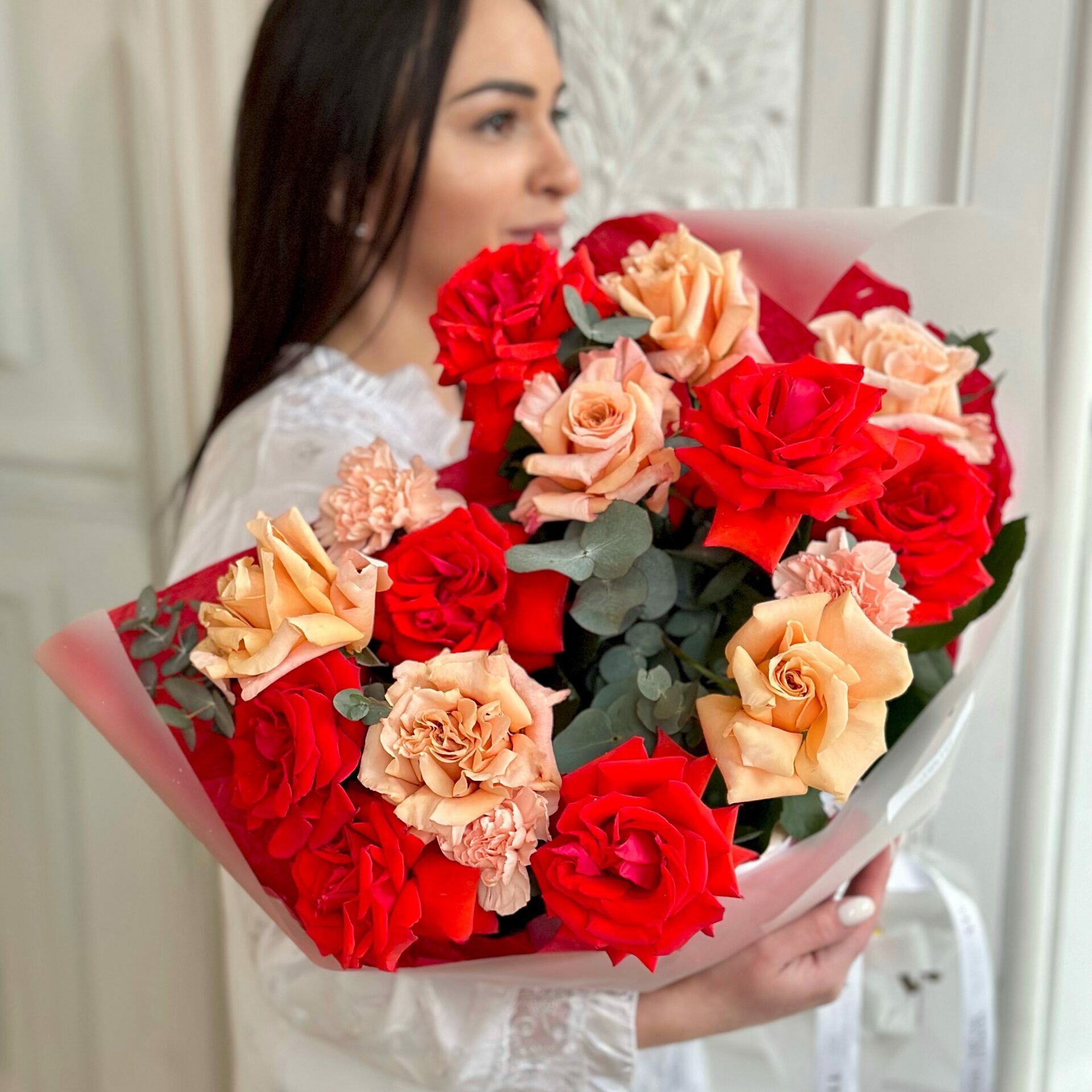Букет красных и персиковых роз с эвкалиптом