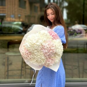 Букет розовых и белых гортензий