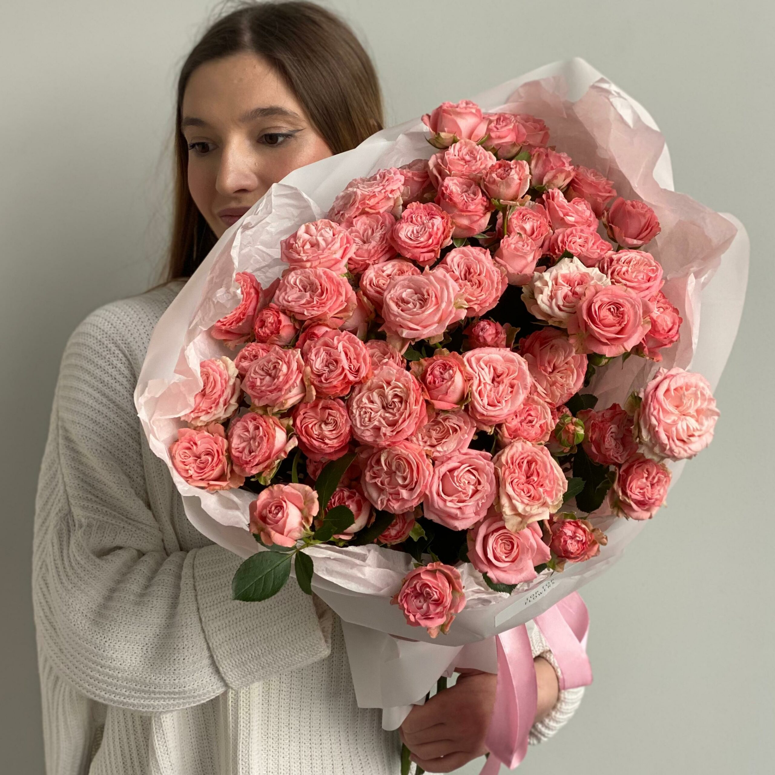 Букет кустовых пионовидных роз Мадам Бомбстик