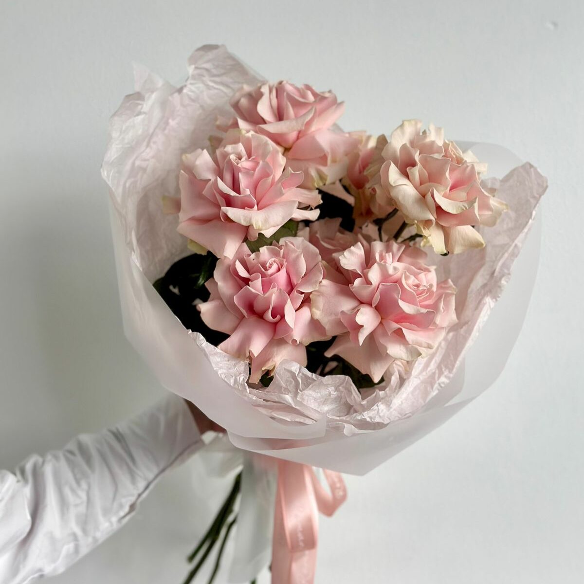 Пышный букет французских розовых роз