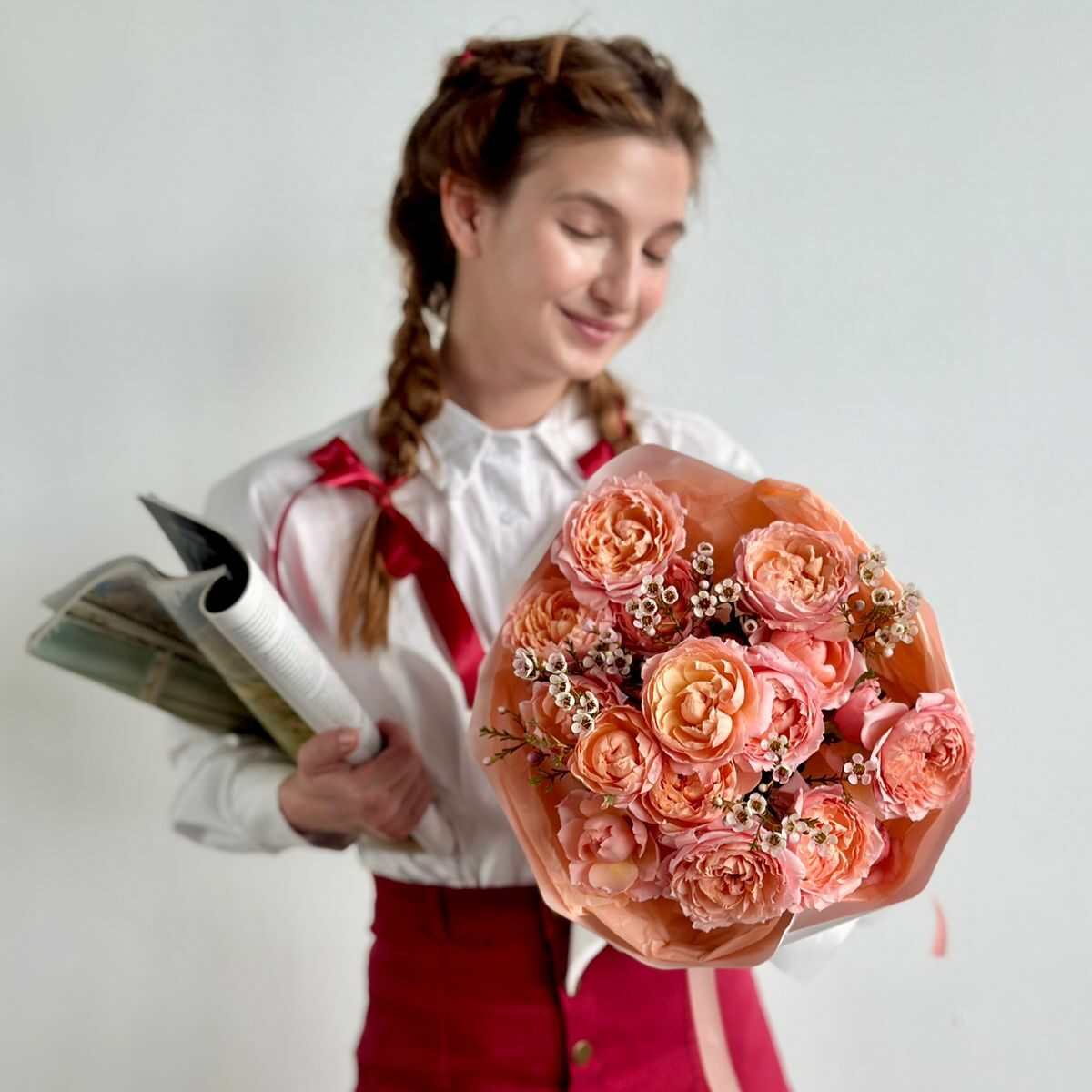 Букет кустовых пионовидных роз с хамелациумом