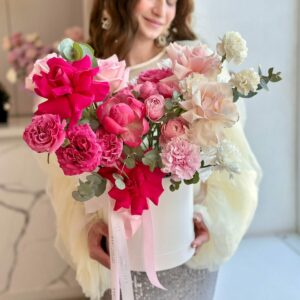 Ярко розовая коробка с французскими розами