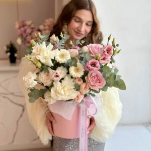 Нежная коробка с французскими розами и герберами