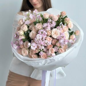 Ароматный букет с кустовыми розами и маттиолой