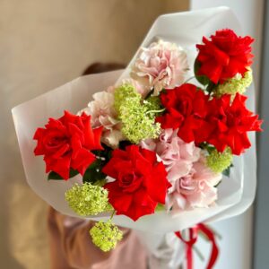 Яркий букет с французскими розами и вибурнумом