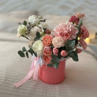 Шляпная коробка с нежной композицией