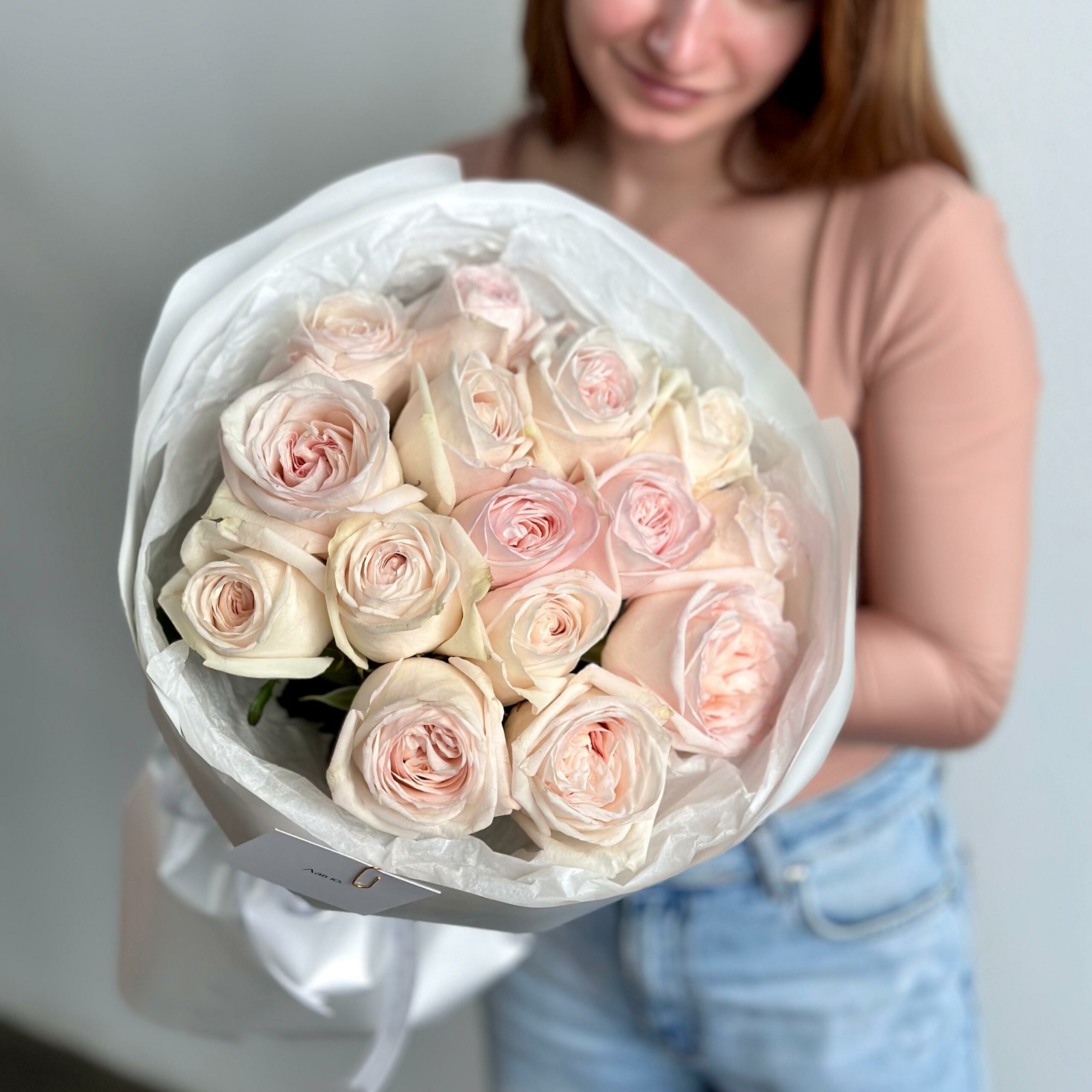 Букет белых пионовидных ароматных роз