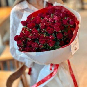 Букет пышных красных кустовых роз