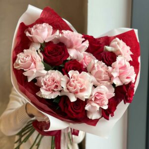Букет с французскими и классическими красными розами