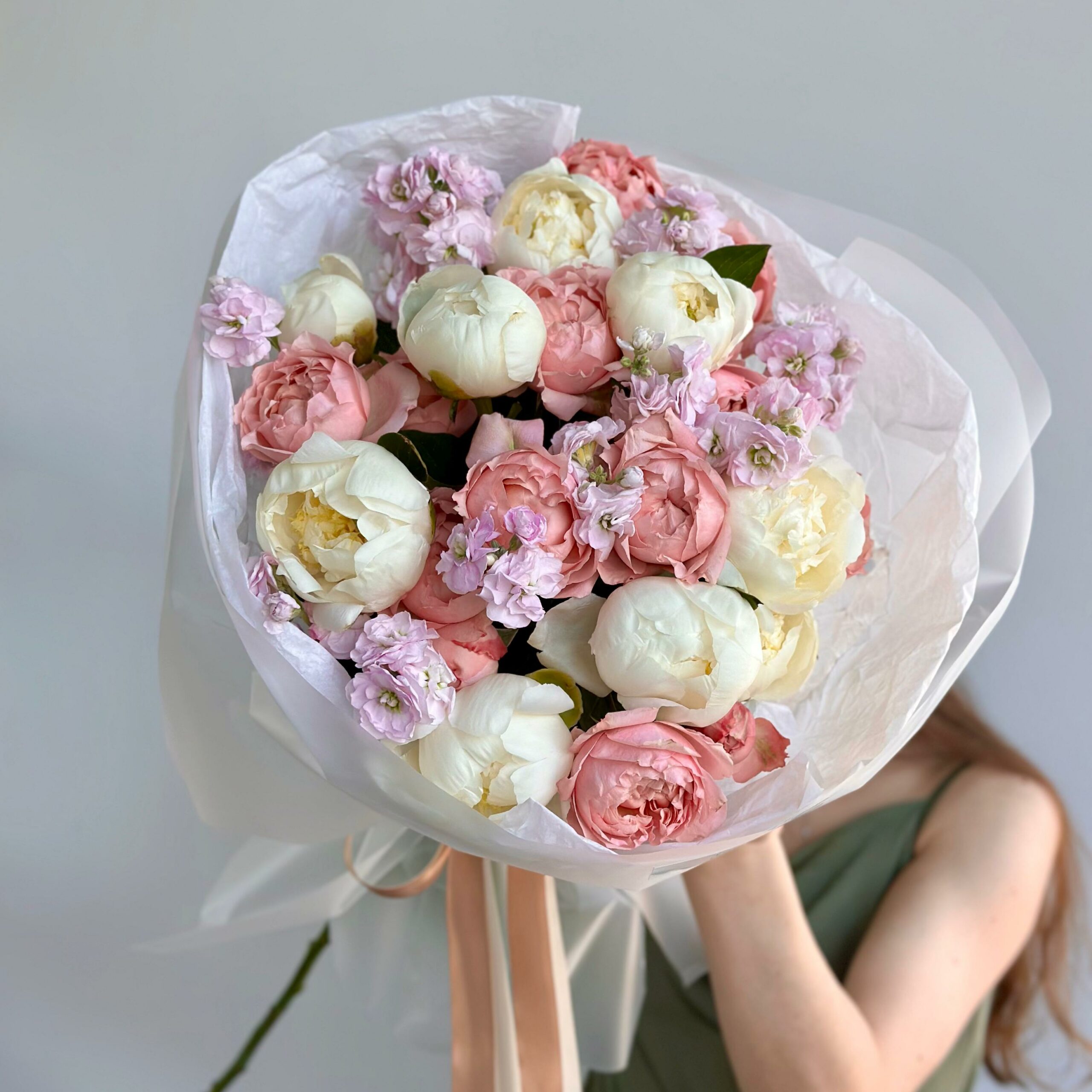 Букет белых пионов с кустовыми розами и арома...