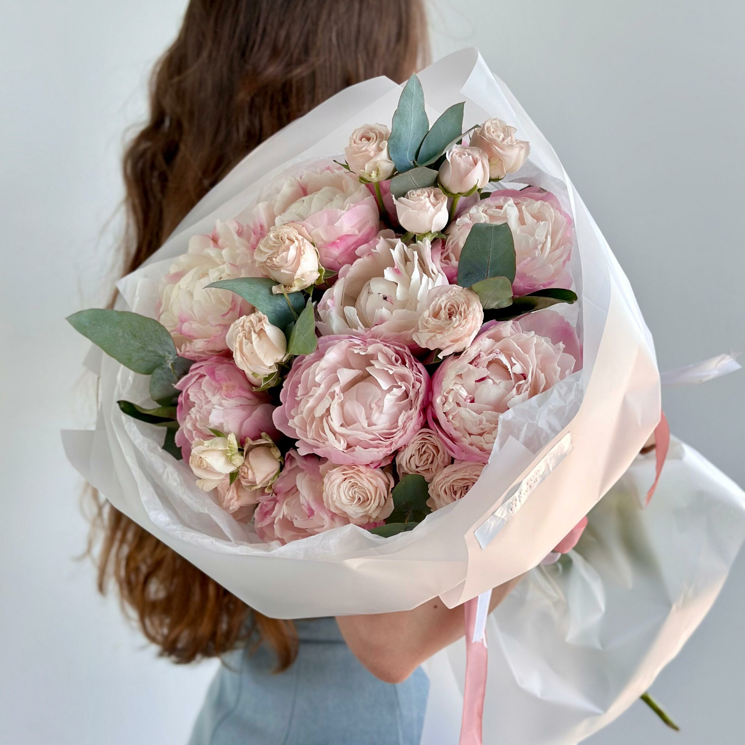 Букет розовых пионов с кустовыми розами и эвк...