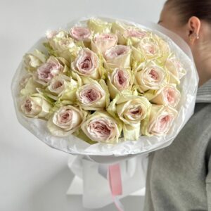 Букет из 25 садовых роз White O'hara