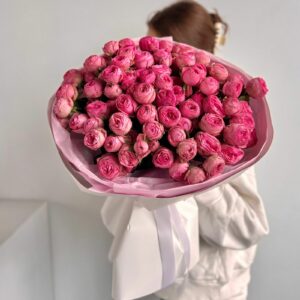 Моно-букет из 29 кустовых роз Giselle